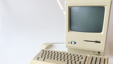 The 1984 Drexel Macintosh 128K — complete with a blue “D” for Drexel — that was distributed to Drexel University students in 1984.