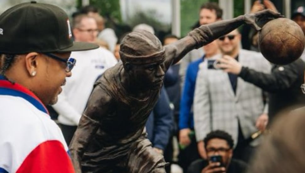 Allen Iverson admiring his new statue