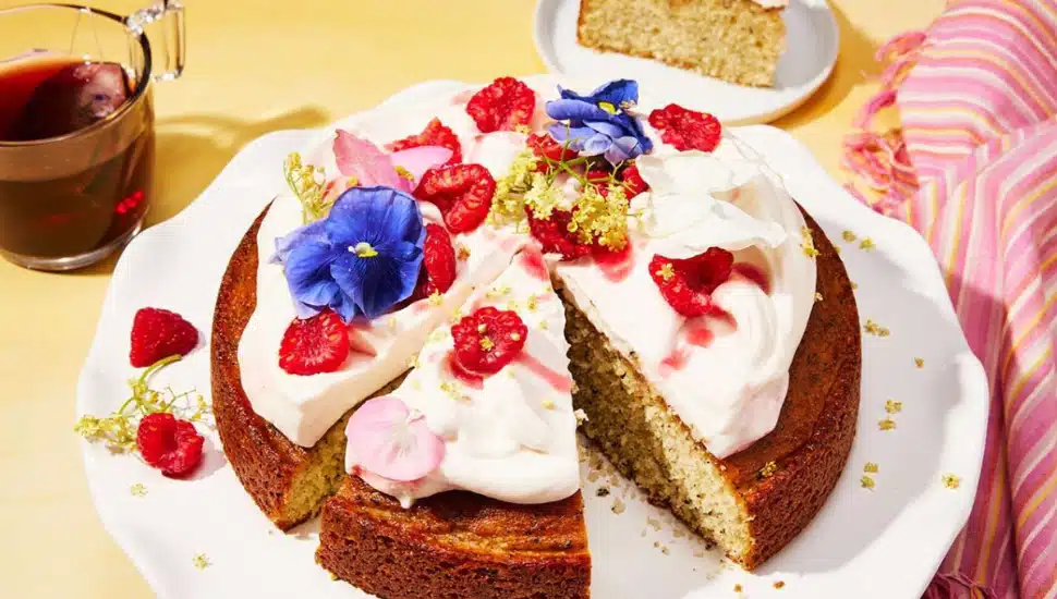 Cake with raspberries.
