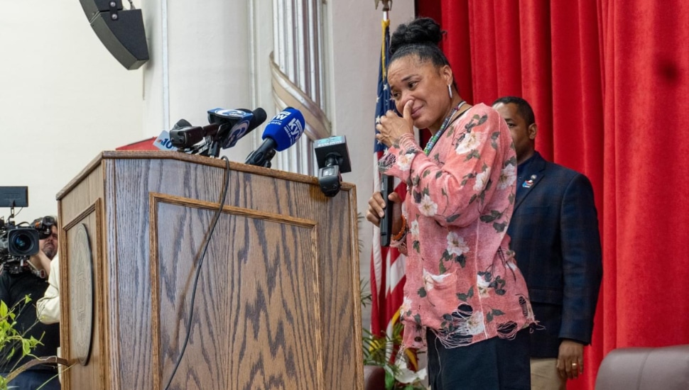 Dawn Staley emotionally accepting honor.