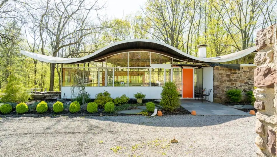 See Why Travelers Are Raving About This Mid-Century Modern Airbnb in Lambertville