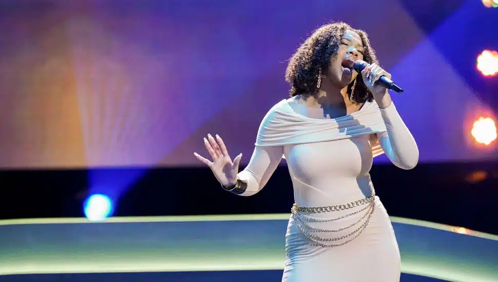 Aliyah Khaylyn singing on the stage.