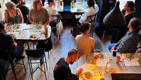 People enjoying food and drinks at Superfolie.