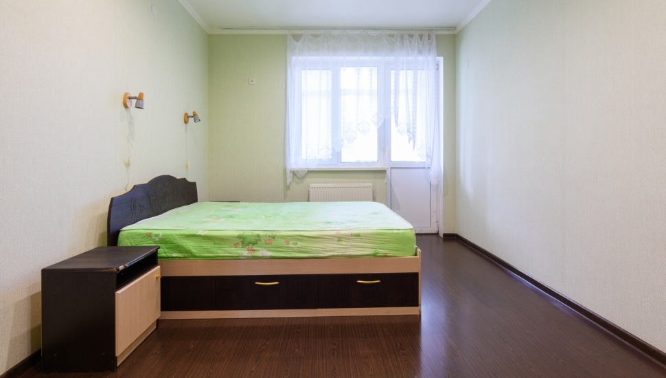 General view of an empty bedroom in a one-room apartment.