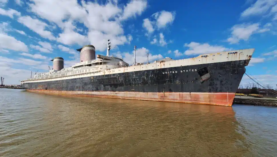 SS United States in the waters.