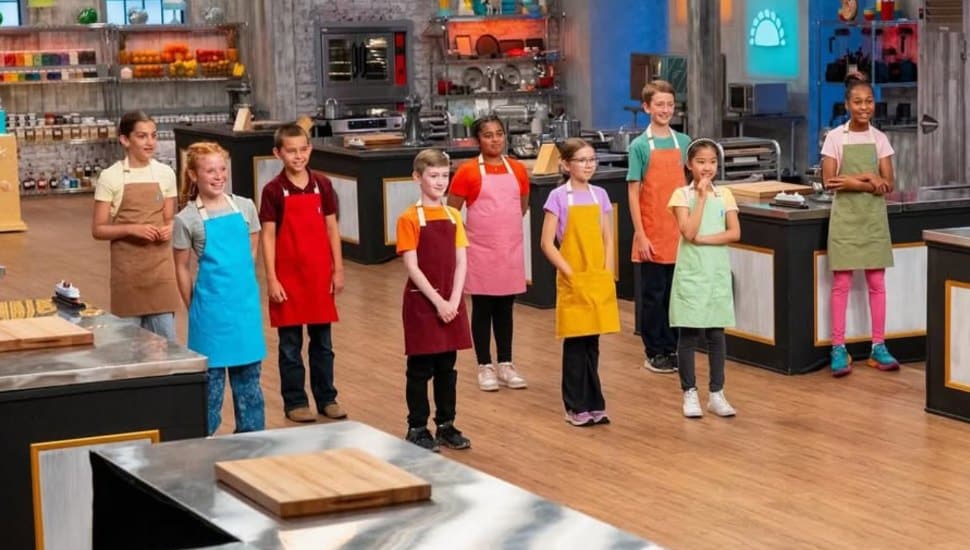 Carter Siporin and other contests on the Kids Baking Championship.