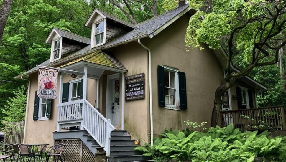 Exterior of the recently-closed Cedars House.