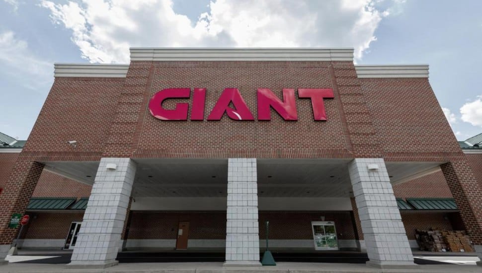 Exterior of Giant grocery store.