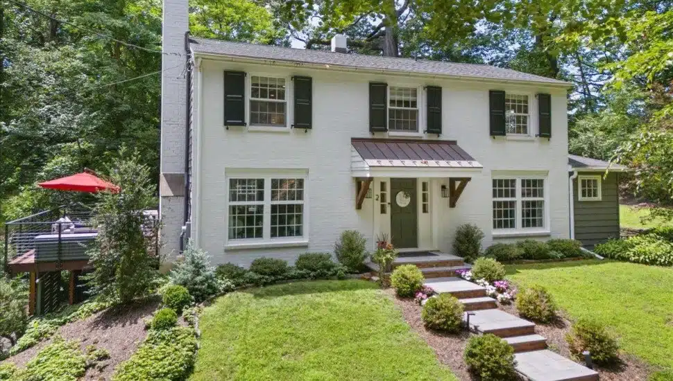 2 Caryl Ln in Chestnut Hill exterior.