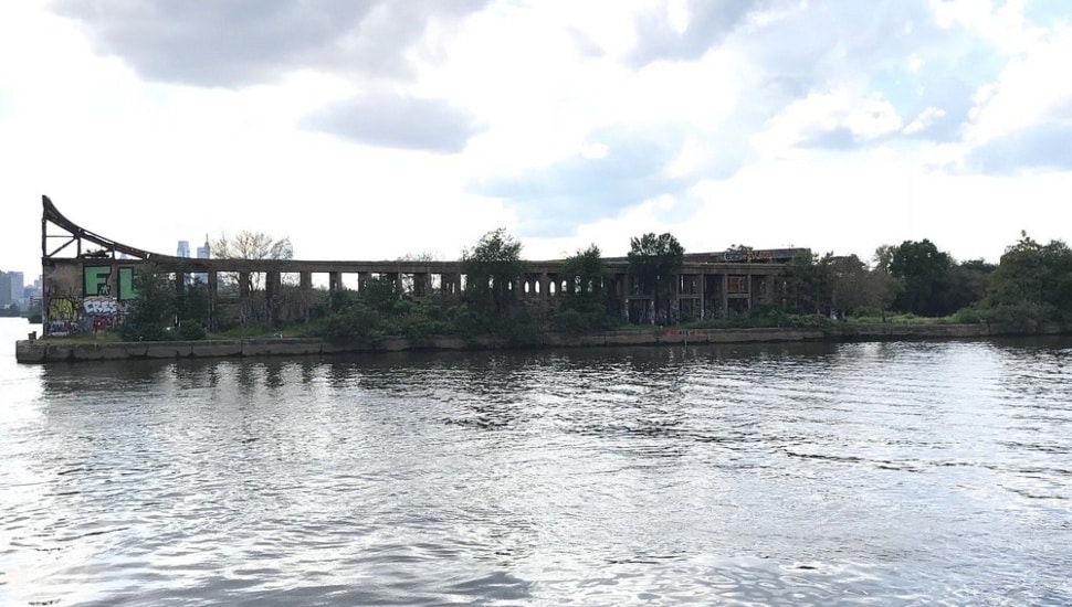 A wide shot view of Graffiti Pier.
