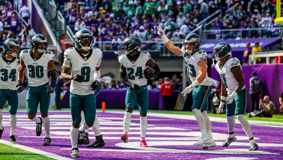 Philadelphia Eagles players at the Minnesota Vikings end zone.