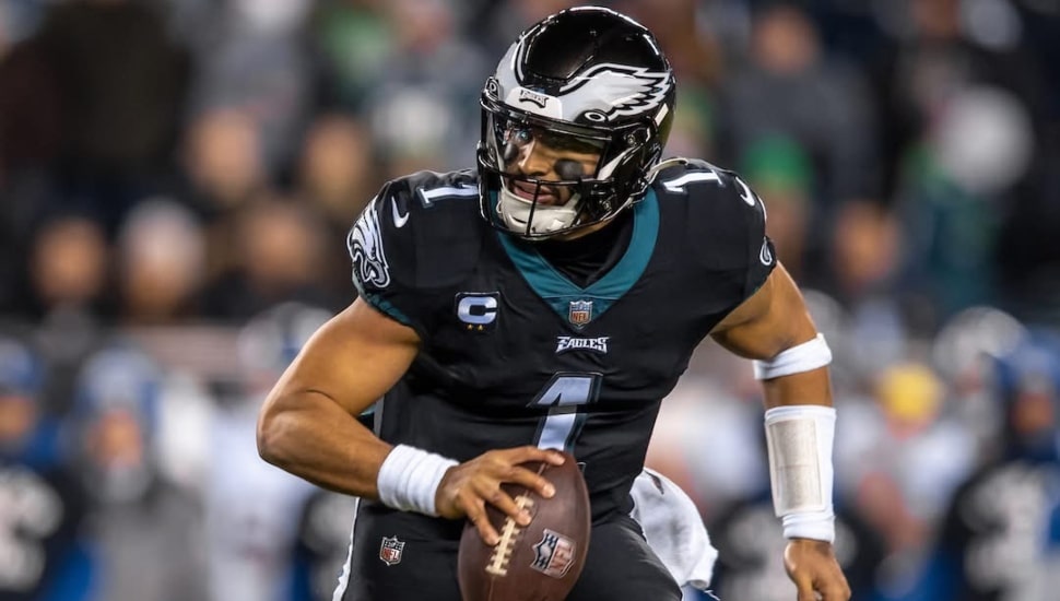 Jalen Hurts during an Eagles game rushing with the ball.