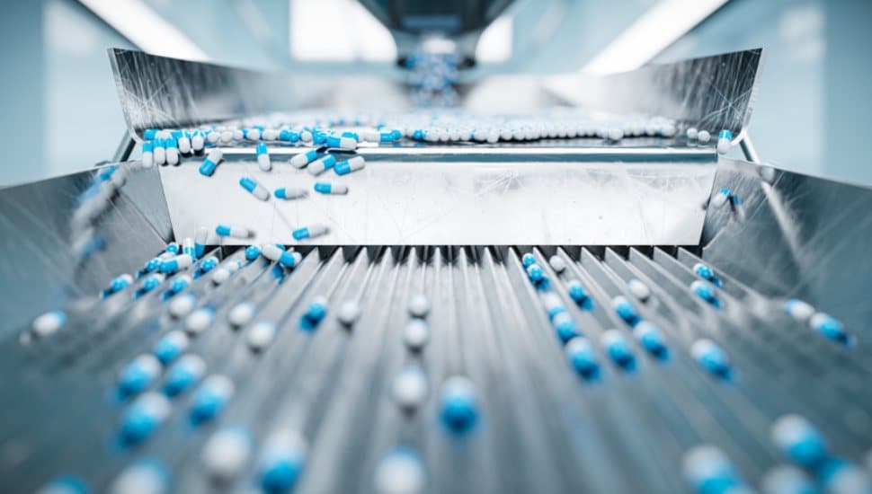 Sorting pharmaceutical capsules by a sorting machine on a production line