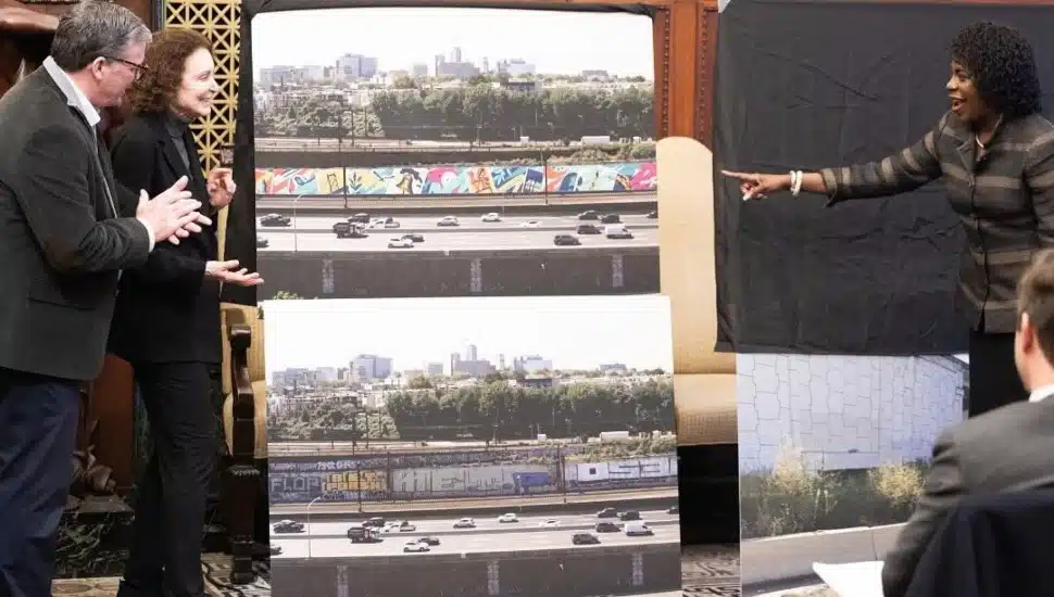 Mayor Parker pointing to rendering of new Philadelphia beautification project.